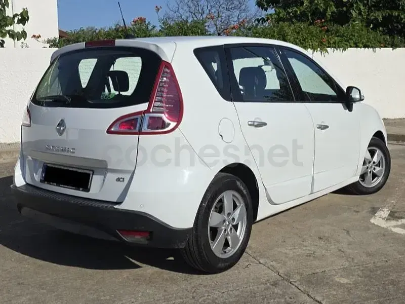 Usado Renault Scénic Dynamique 130 CV (95 kW) 2011 Blanco Monovolumen