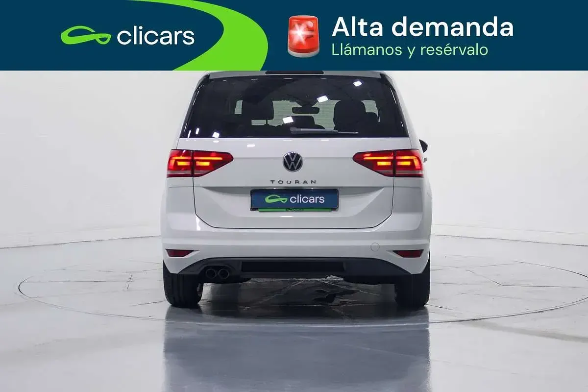 Usado VW Touran Advance 150 CV (110 kW) 2023 Blanco Monovolumen
