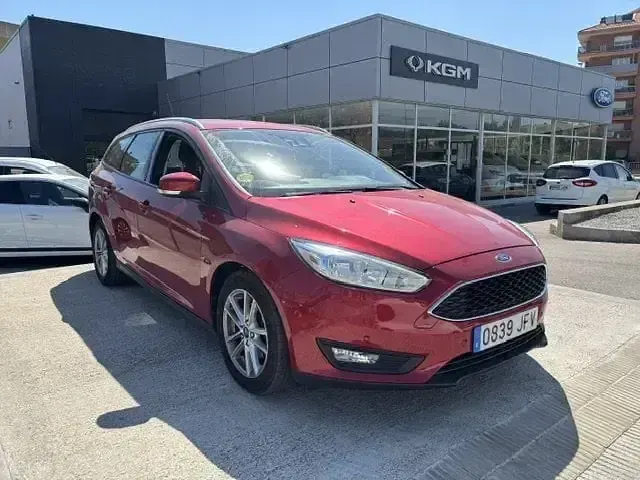 Usado Ford Focus Trend 120 CV (88 kW) 2015 Rojo Familiar
