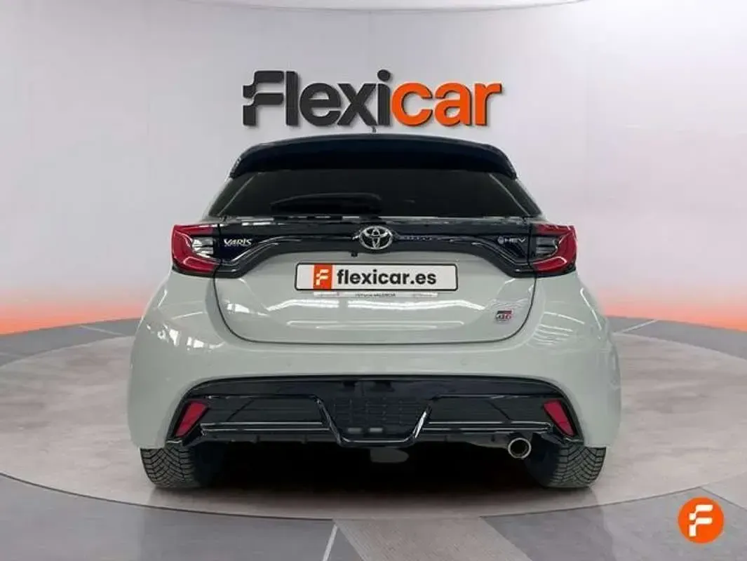 Usado Toyota Yaris Hybrid Sport 116 CV (85 kW) 2024 Gris Utilitario