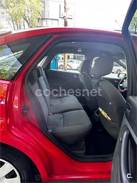 Usado Ford Focus Trend 115 CV (84 kW) 2006 Rojo Berlina