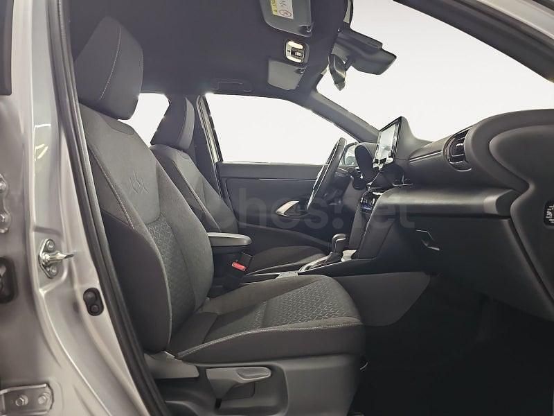 Usado Toyota Yaris Cross Active 116 CV (85 kW) 2023 Gris / plata SUV