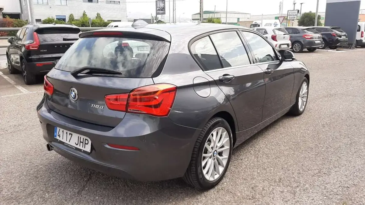 Usado BMW 118 150 CV (110 kW) 2015 Gris Utilitario