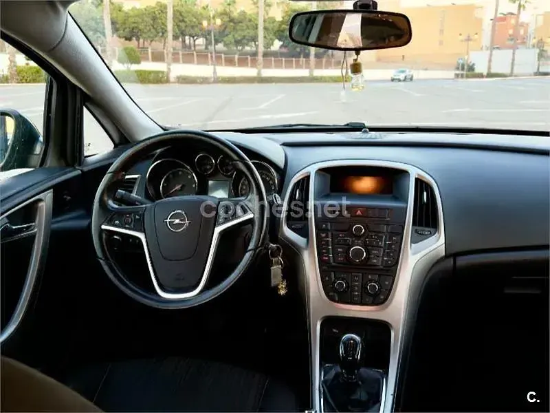 Usado Opel Astra Selective 110 CV (80 kW) 2012 Negro Berlina