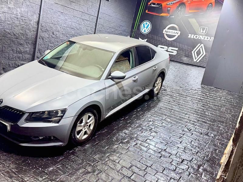 Gris / plata Usado 2019 Skoda Superb Active Berlina | 12.999 € (Precio justo) - Imagen 1/4