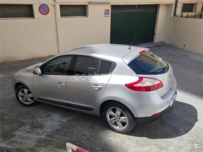 Usado Renault Mégane Dynamique 110 CV (80 kW) 2011 Gris / plata Berlina
