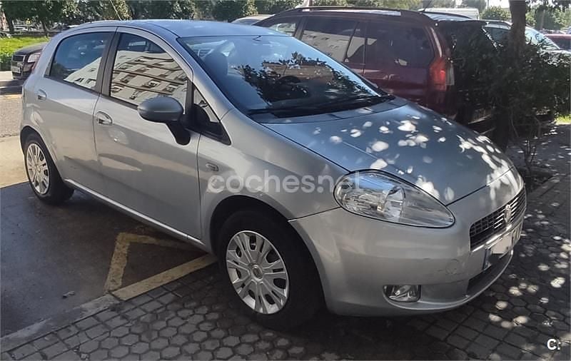 Usado Fiat Grande Punto Dynamic 75 CV (55 kW) 2007 Gris / plata Utilitario