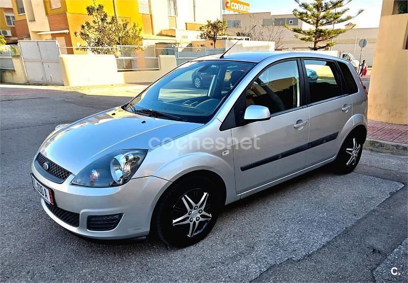 Gris / plata Usado 2006 Ford Fiesta Utilitario | 3500 € (Precio justo) - Imagen 1/4