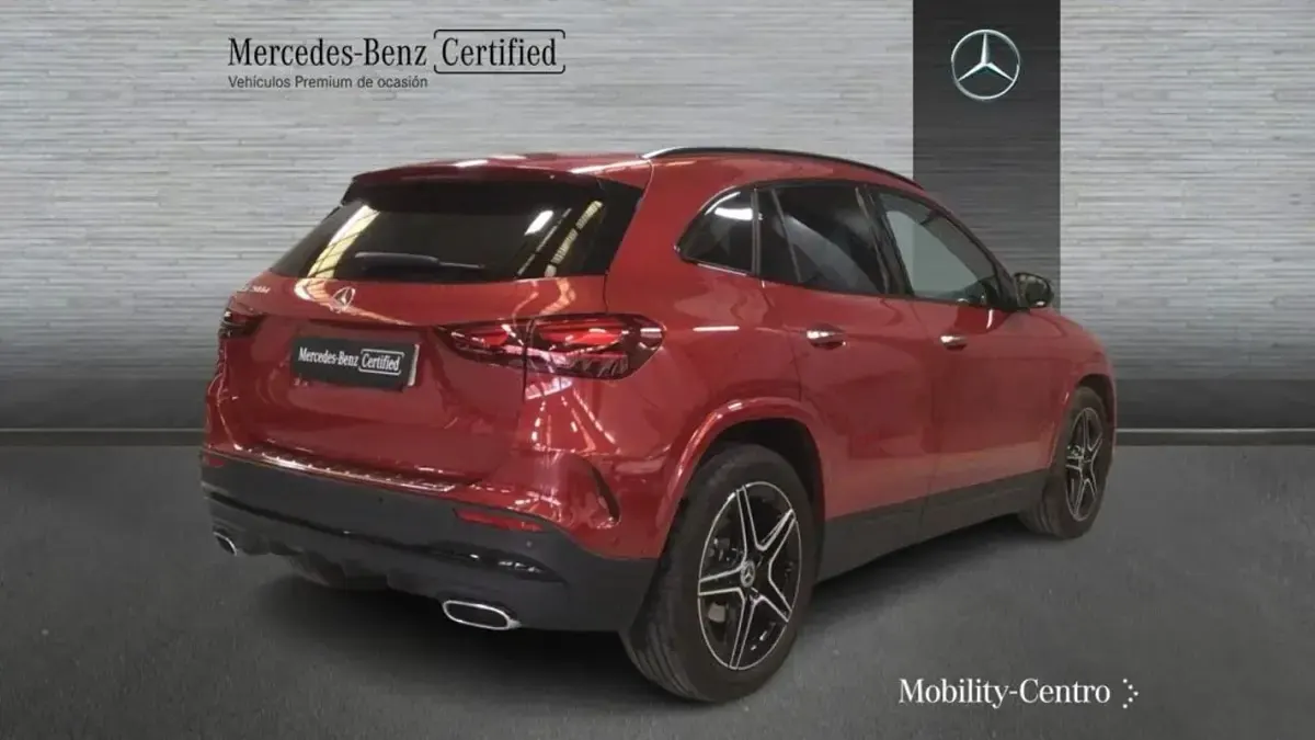Usado Mercedes GLA200 AMG line 150 CV (110 kW) 2025 Patagonia red  metallic paint SUV