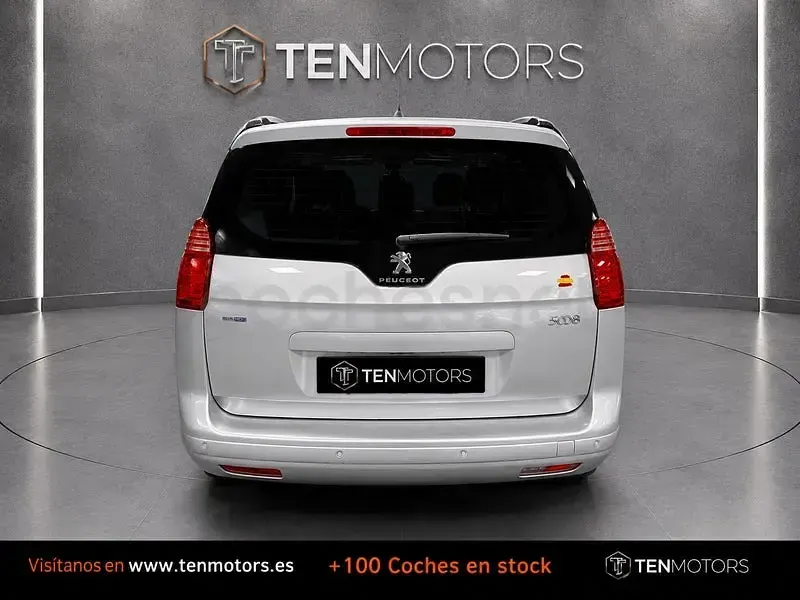 Usado Peugeot 5008 Style 120 CV (88 kW) 2016 Gris / plata Monovolumen