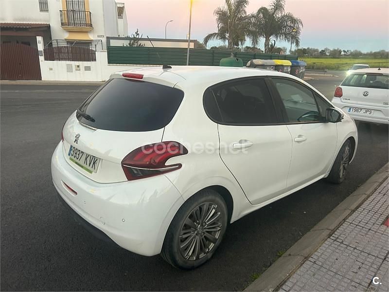 Używany Peugeot 208 Signature Sky 99 KM (72 kW) 2019 Biały Hatchback