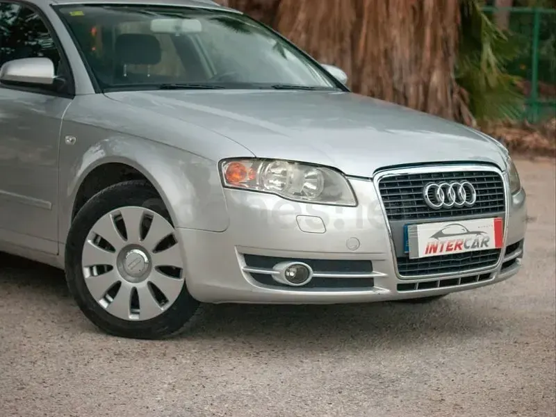 Usado Audi A4 140 CV (102 kW) 2005 Gris / plata Familiar