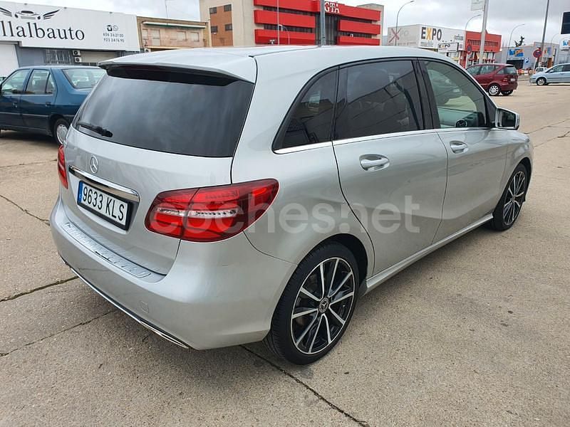 Usado Mercedes B200 136 CV (100 kW) 2018 Gris / plata Monovolumen
