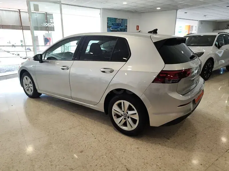 Usado VW Golf VIII Life 110 CV (80 kW) 2024 Gris / plata Berlina