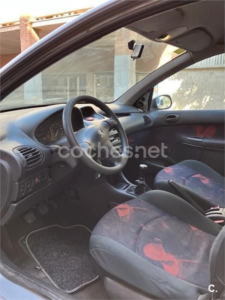 Usado Peugeot 206 90 CV (66 kW) 2000 Gris / plata Berlina