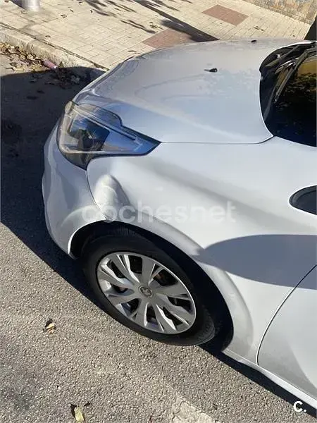 Usado Peugeot 208 Active 100 CV (73 kW) 2015 Blanco Utilitario