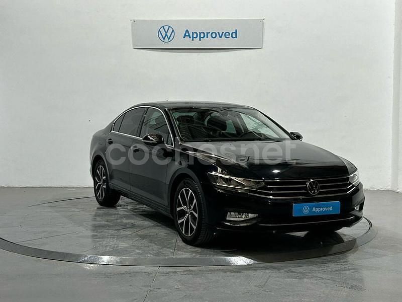 Negro Usado 2023 VW Passat Executive Berlina | 33.800 € (Buen precio) - Imagen 1/4