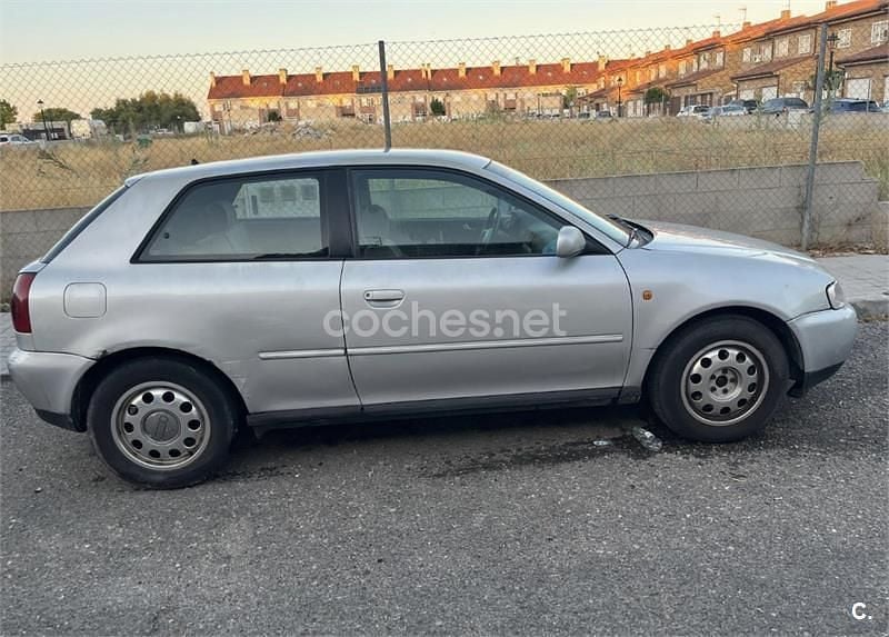 Usado Audi A3 Ambiente 110 CV (80 kW) 2000 Gris / plata Utilitario