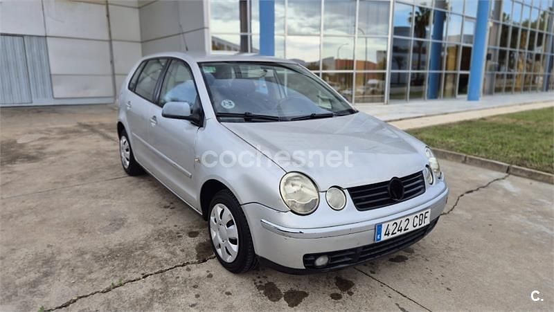 Gris / plata Usado 2003 VW Polo Trendline Berlina | 2500 € (Precio justo) - Imagen 1/4