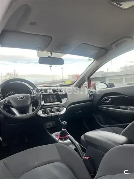 Usado Kia Rio 84 CV (61 kW) 2017 Rojo Berlina