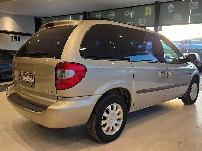 Usado Chrysler Voyager 140 CV (102 kW) 2004 Gris / plata Monovolumen
