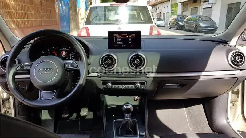 Usado Audi A3 Attraction 105 CV (77 kW) 2013 Blanco Berlina