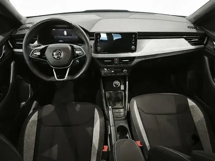 Usado Skoda Kamiq Selection 115 CV (84 kW) 2025 Gris plata SUV