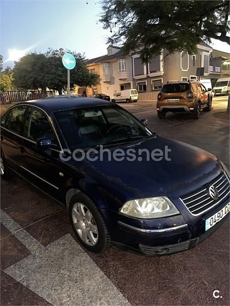 Azul Usado 2002 VW Passat Highline Berlina | 2000 € (Buen precio) - Imagen 1/4