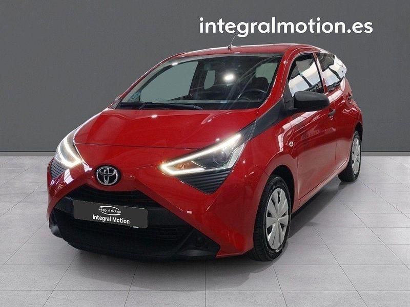 Usado Toyota Aygo X-play 72 CV (52 kW) 2022 Rojo Utilitario