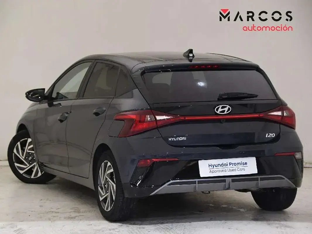 Usado Hyundai i20 101 CV (74 kW) 2025 Gris Utilitario