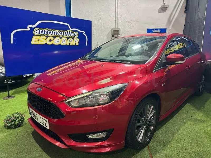 Usado Ford Focus ST-Line 125 CV (91 kW) 2016 Granate Berlina
