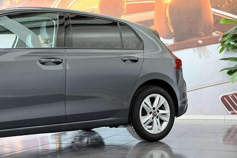 Usado VW Golf VIII Life 109 CV (80 kW) 2021 Gris Utilitario