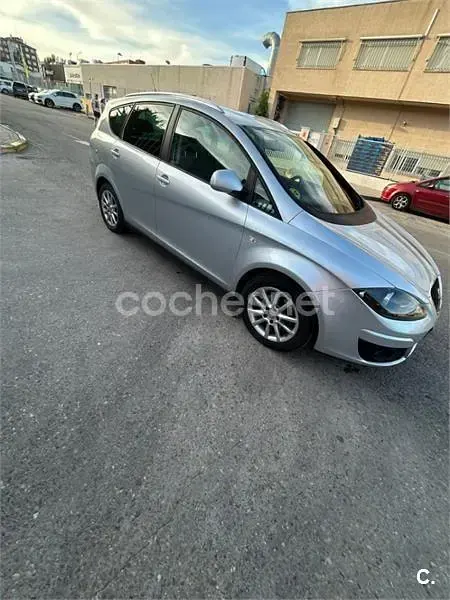 Usado Seat Altea XL Ecomotive 105 CV (77 kW) 2010 Gris / plata Monovolumen