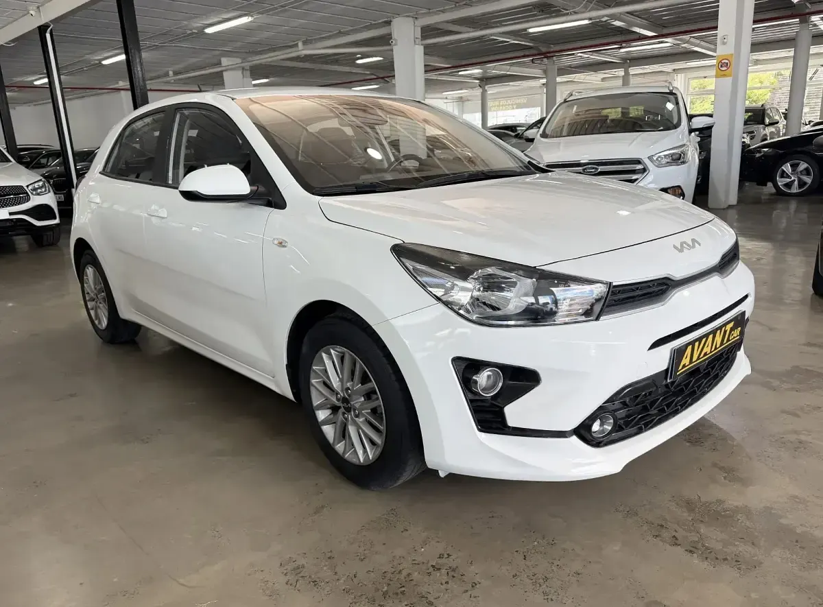 Usado Kia Rio 84 CV (61 kW) 2022 Blanco Berlina