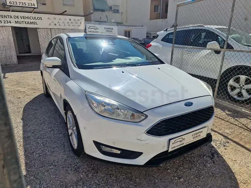 Usado Ford Focus Trend 125 CV (91 kW) 2015 Blanco Berlina