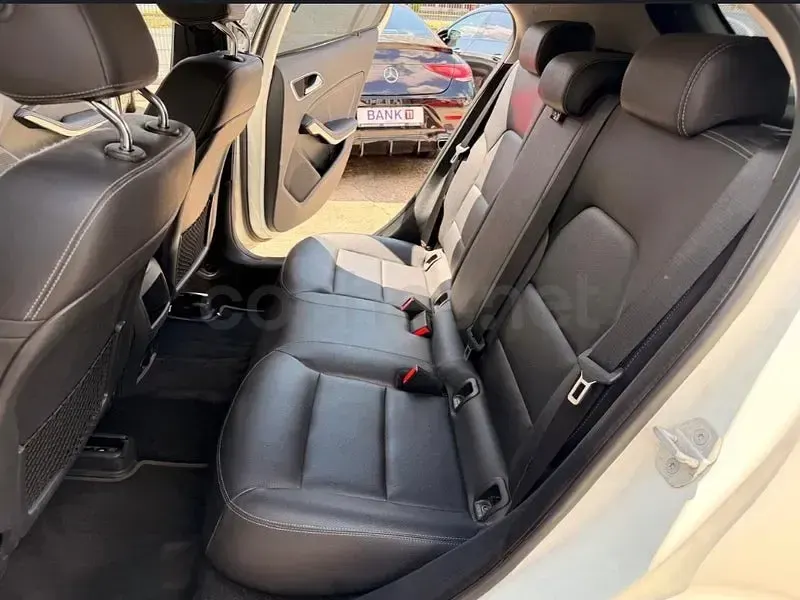 Usado Mercedes GLA200 Style 136 CV (100 kW) 2016 Blanco SUV