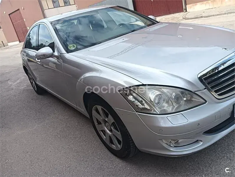 Usado Mercedes S320 235 CV (172 kW) 2007 Gris / plata Berlina