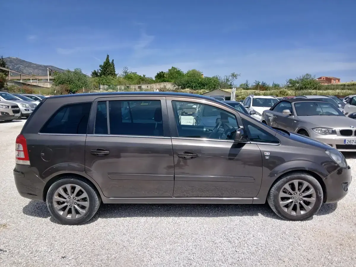 Usado Opel Zafira 110 CV (80 kW) 2010 Gris Monovolumen