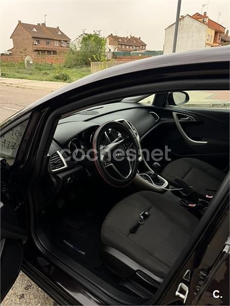 Usado Opel Astra Enjoy 100 HP (73 kW) 2012 Castanho Sedan