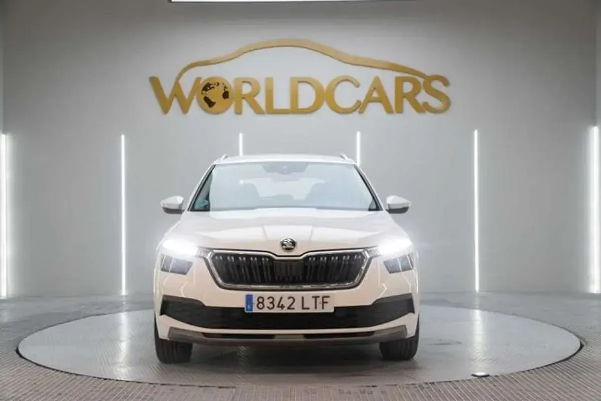 Usado Skoda Kamiq Ambition 110 CV (80 kW) 2021 Blanco SUV