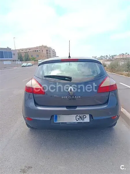 Usado Renault Mégane Dynamique 105 CV (77 kW) 2009 Gris / plata Berlina