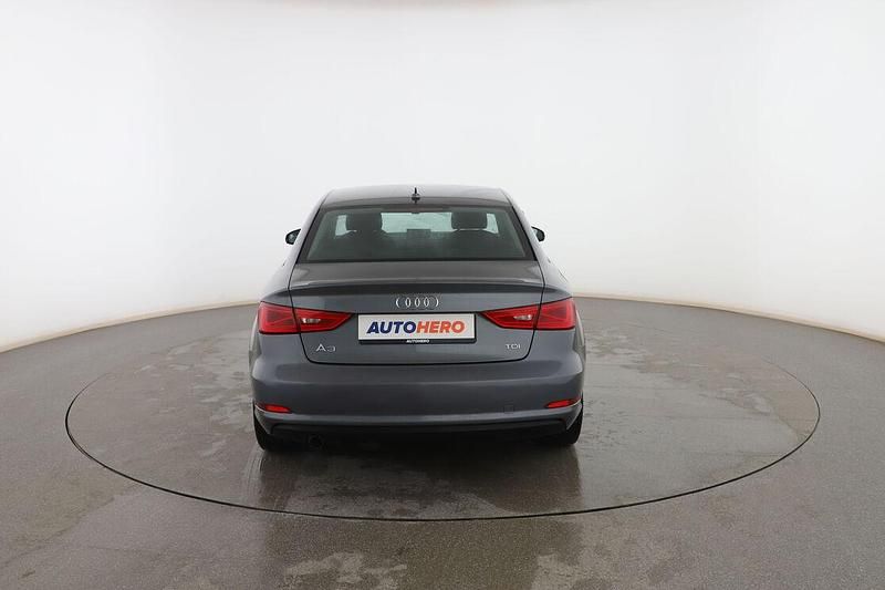 Usado Audi A3 Attraction 105 HP (77 kW) 2014 Cinzento Sedan