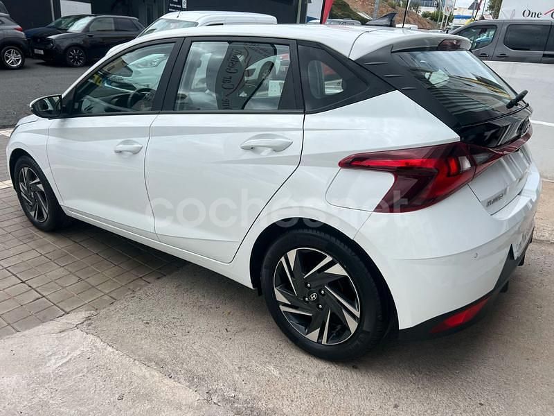 Usado Hyundai i20 84 CV (61 kW) 2022 Blanco Berlina