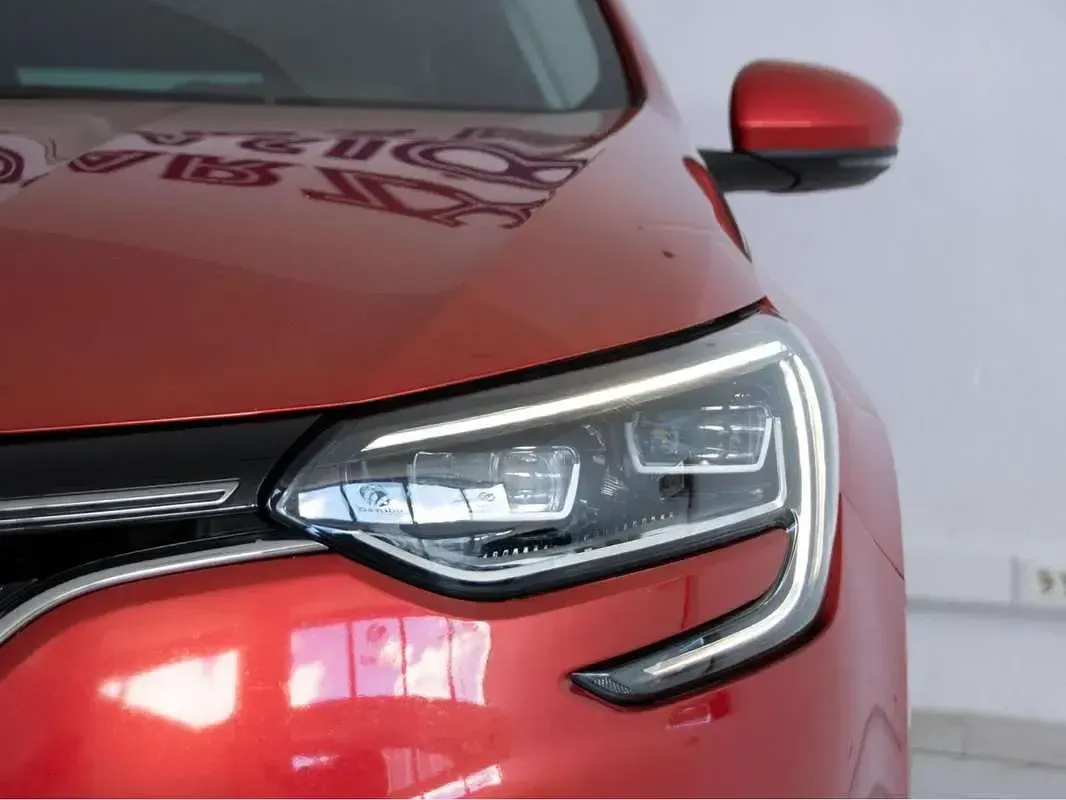 Usado Renault Mégane III Zen 131 CV (96 kW) 2016 Rojo Utilitario