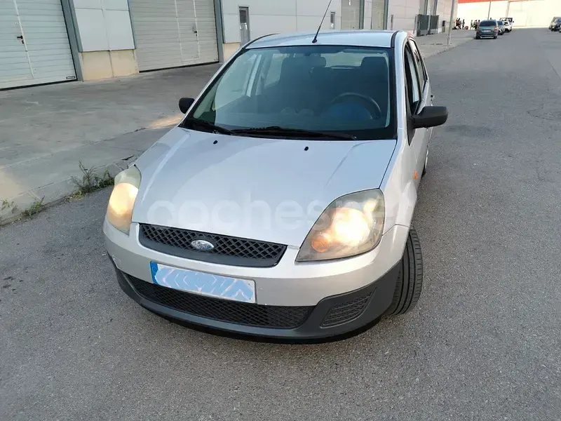 Usado Ford Fiesta Ambiente 68 CV (50 kW) 2009 Gris / plata Berlina