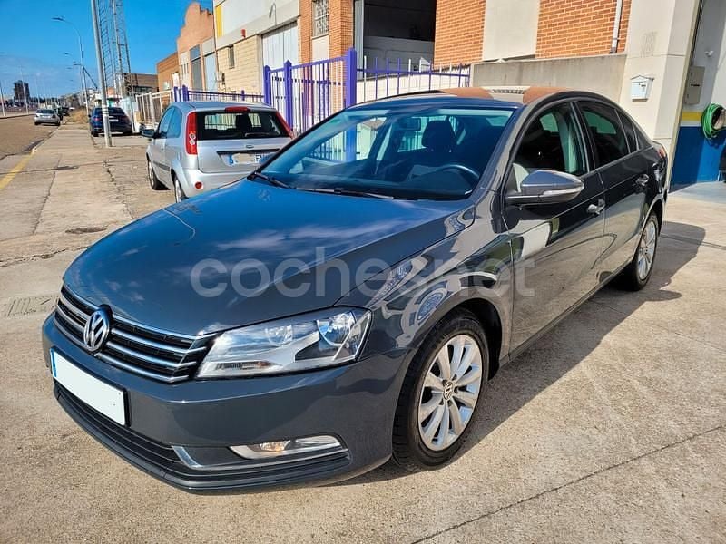 Usado VW Passat Advance 140 CV (102 kW) 2013 Gris / plata Berlina