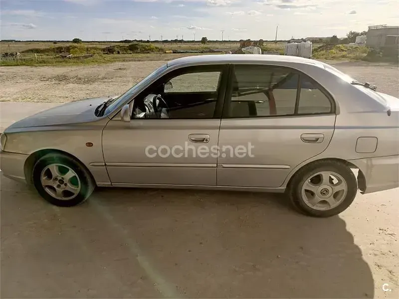 Usado Hyundai Accent 82 CV (60 kW) 2002 Gris / plata Berlina