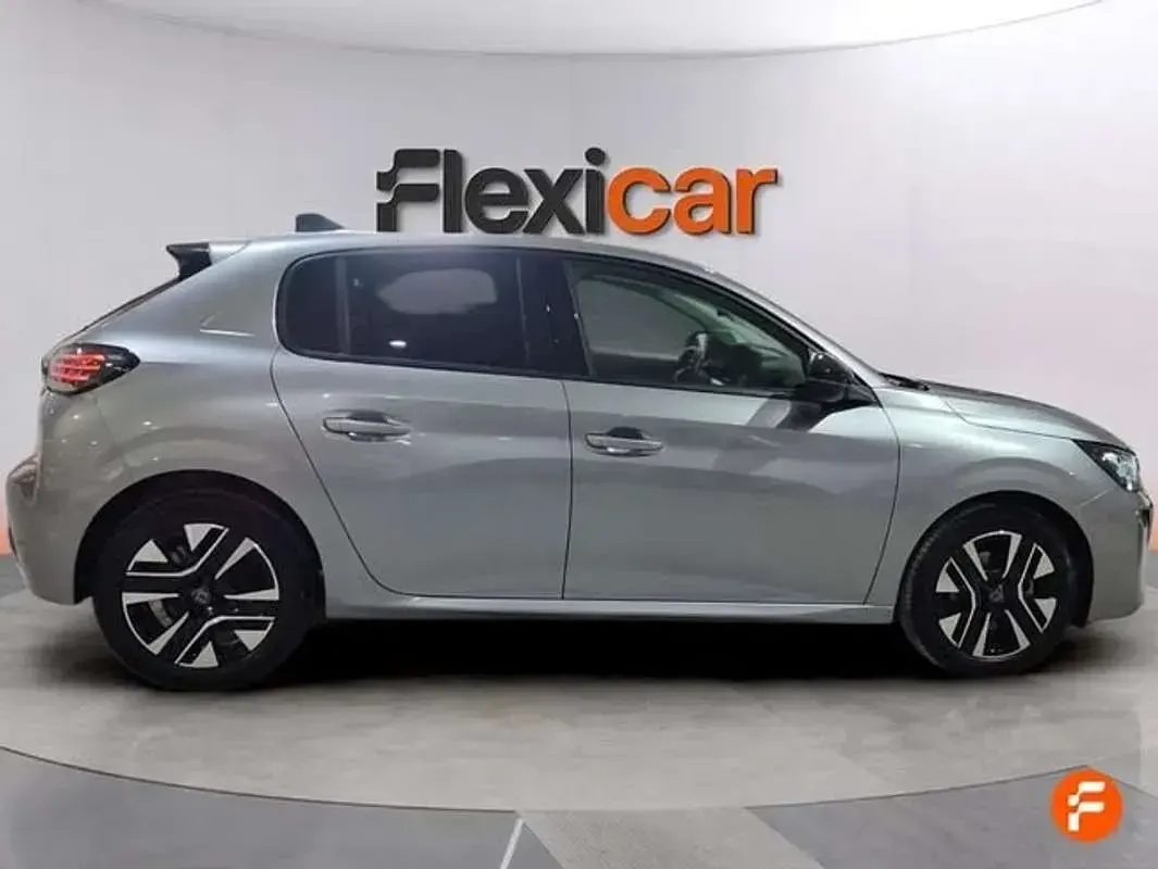 Usado Peugeot 208 Allure 101 CV (74 kW) 2025 Gris Utilitario