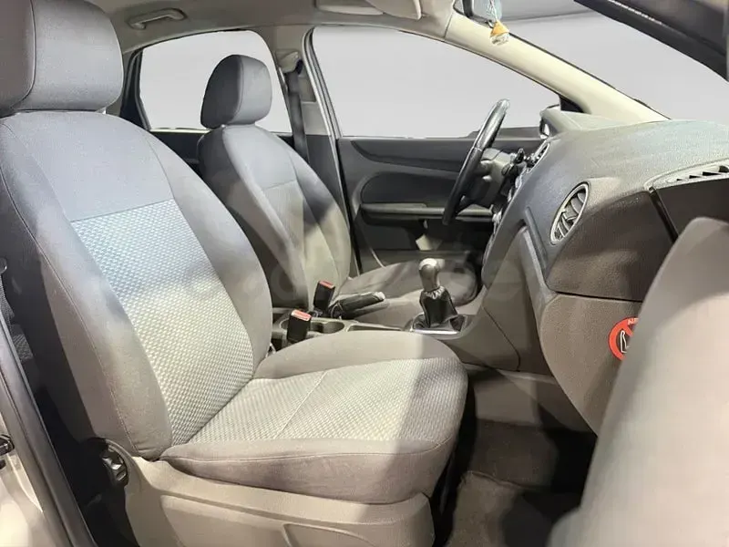 Usado Ford Focus Trend 109 CV (80 kW) 2006 Gris / plata Berlina