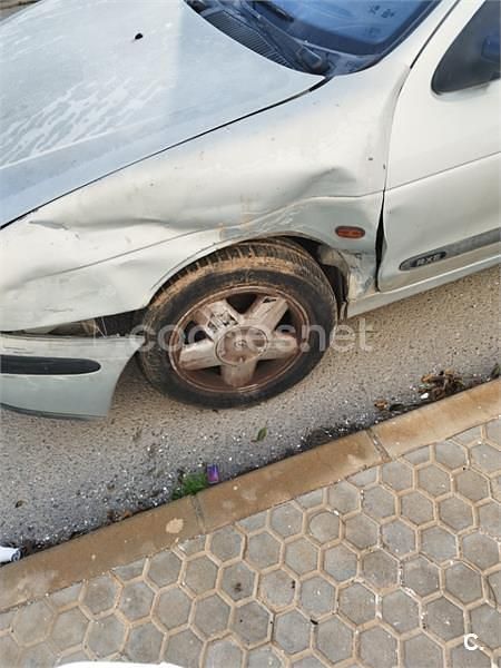 Usado Renault Mégane Privilege 110 CV (80 kW) 2000 Gris / plata Berlina